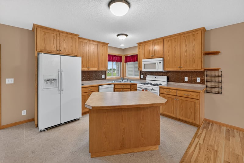 806 Marion St SE, Isanti, MN 55040
