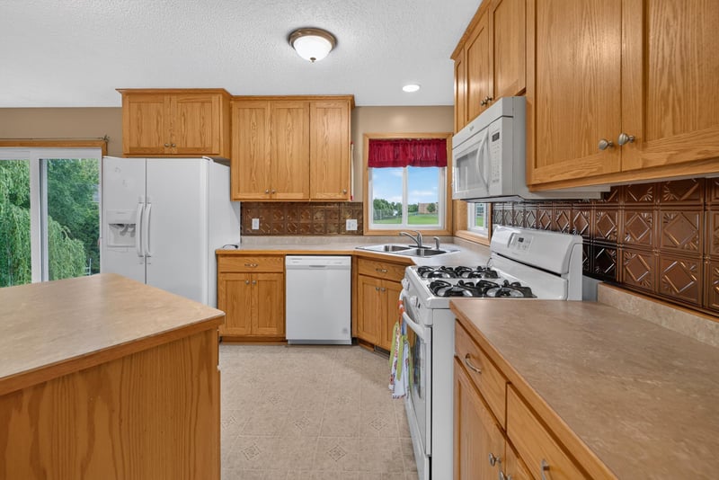 806 Marion St SE, Isanti, MN 55040