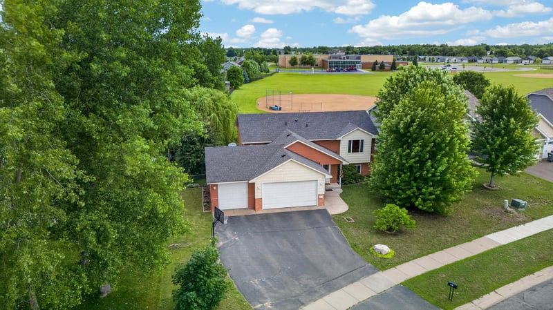 806 Marion St SE, Isanti, MN 55040