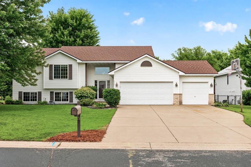 932 E Orchard St, Belle Plaine, MN 56011