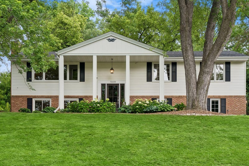 16608 Eagle Ridge Dr, Minnetonka, MN 55345