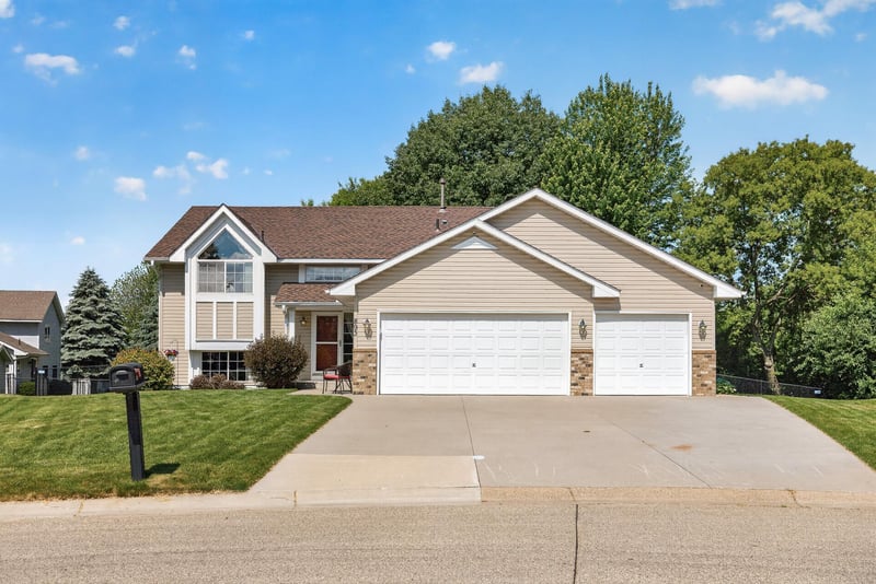 893 Marnie Cir S, Maplewood, MN 55119