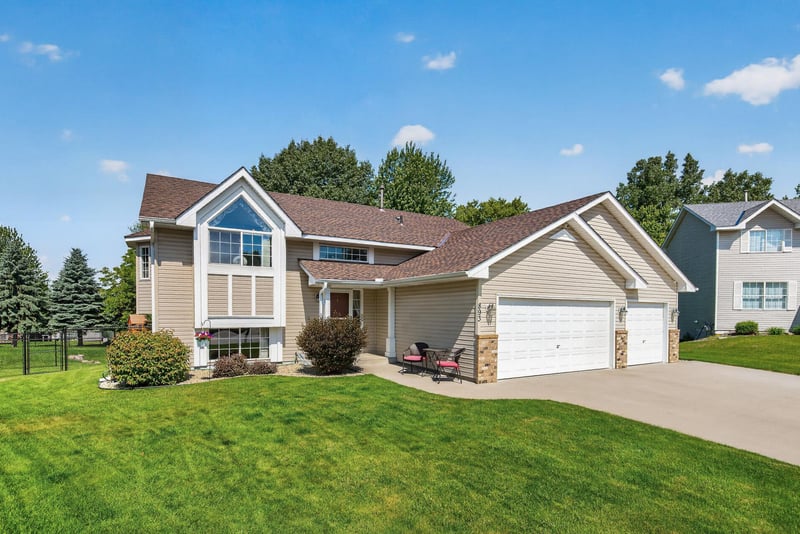 893 Marnie Cir S, Maplewood, MN 55119