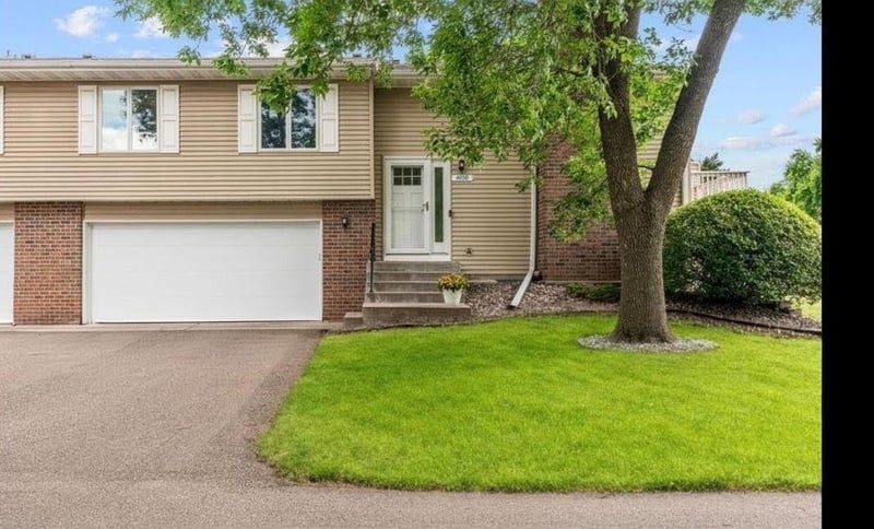 4656 Ridge Cliff Dr, Eagan, MN 55122