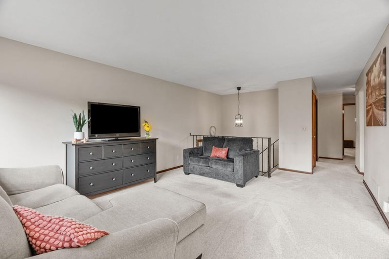4656 Ridge Cliff Dr, Eagan, MN 55122