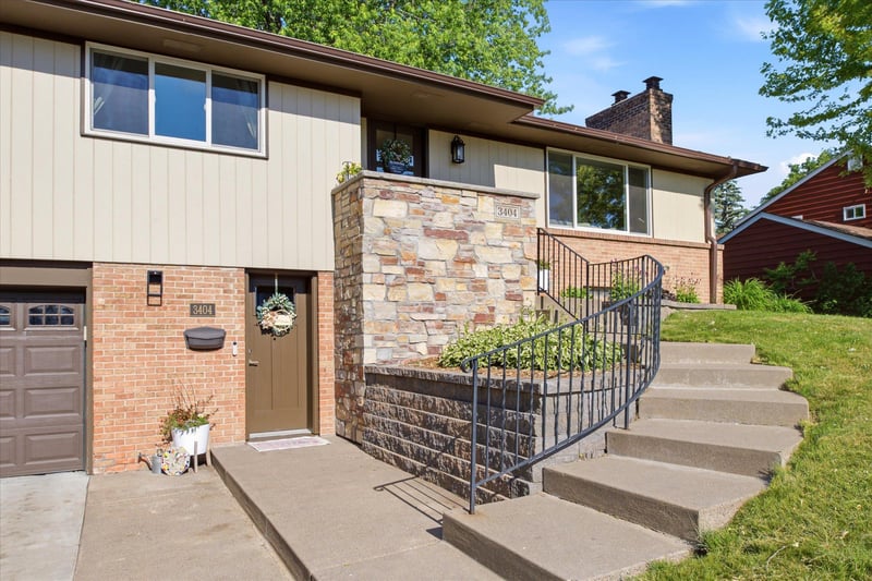3404 Skycroft Dr, Saint Anthony, MN 55418