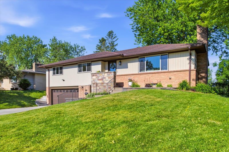 3404 Skycroft Dr, Saint Anthony, MN 55418