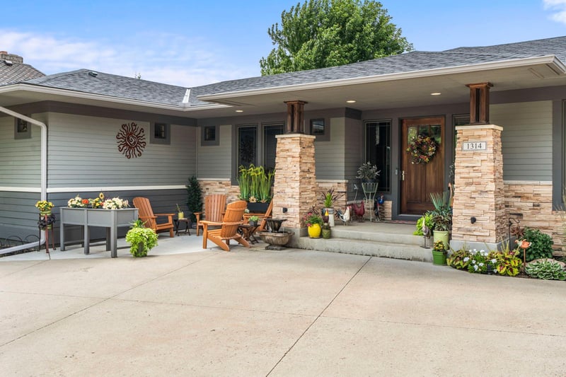 1314 Mayflower Dr, Northfield, MN 55057