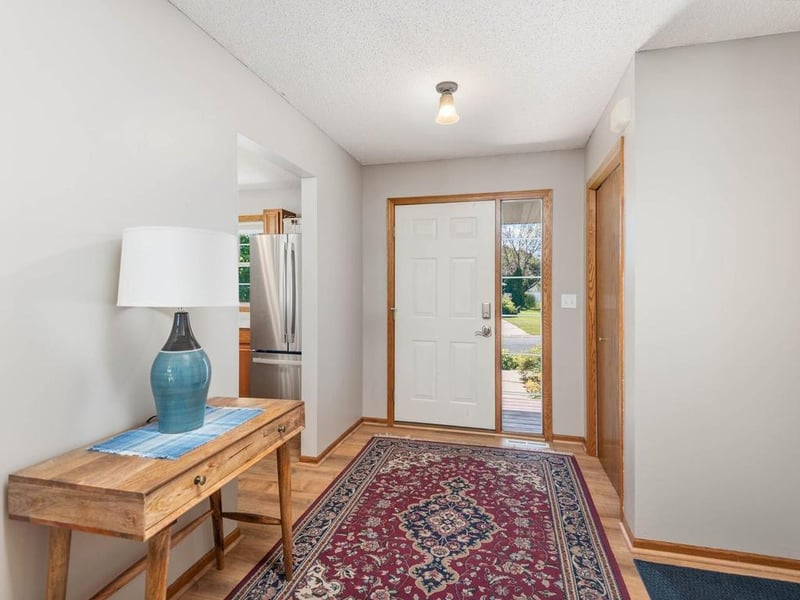 950 Oak Ct, Waconia, MN 55387