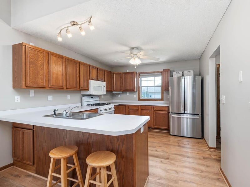 950 Oak Ct, Waconia, MN 55387