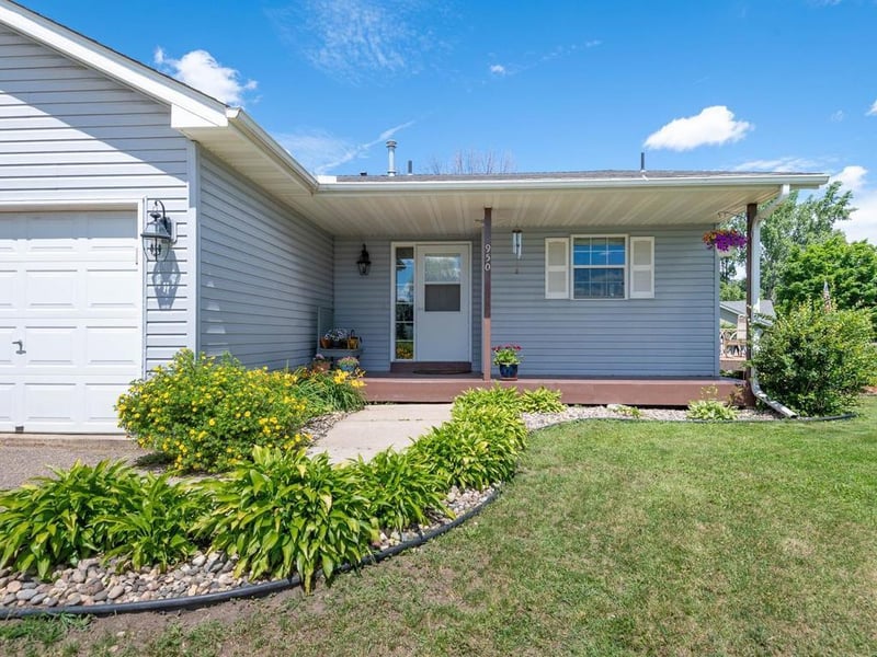950 Oak Ct, Waconia, MN 55387
