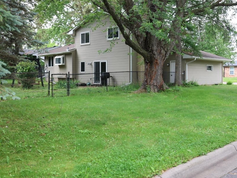 1081 Cedarwood Dr, Woodbury, MN 55125