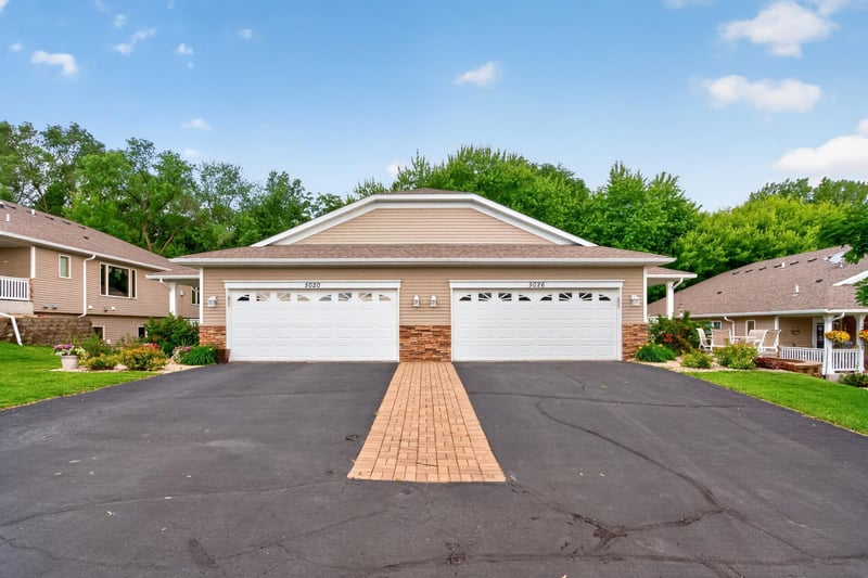 5026 Grenadier Ave N, Oakdale, MN 55128