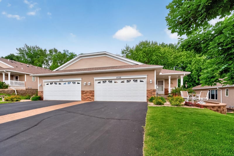 5026 Grenadier Ave N, Oakdale, MN 55128