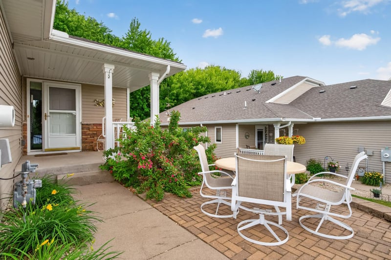 5026 Grenadier Ave N, Oakdale, MN 55128