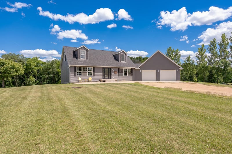 38653 Woodview Cir, Le Center, MN 56057