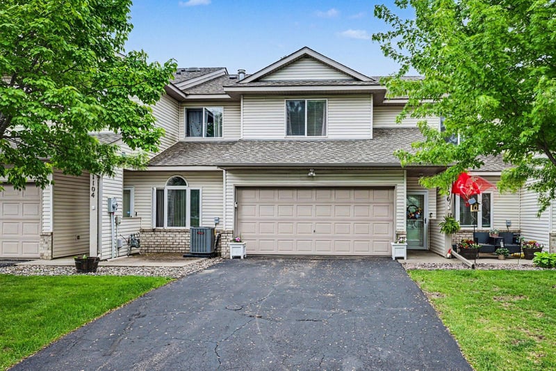 1106 Crystal Pl W, Chaska, MN 55318
