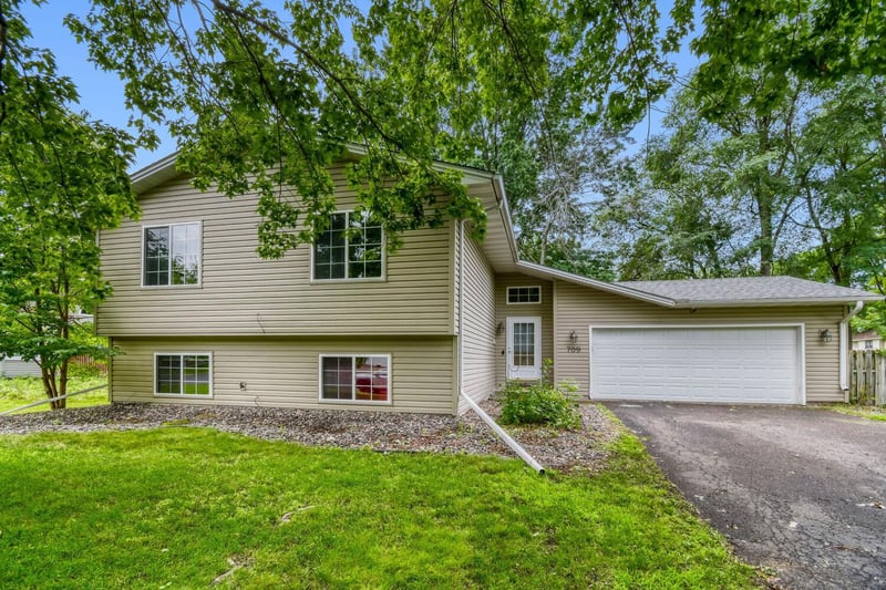 709 74th Ave N, Brooklyn Park, MN 55444