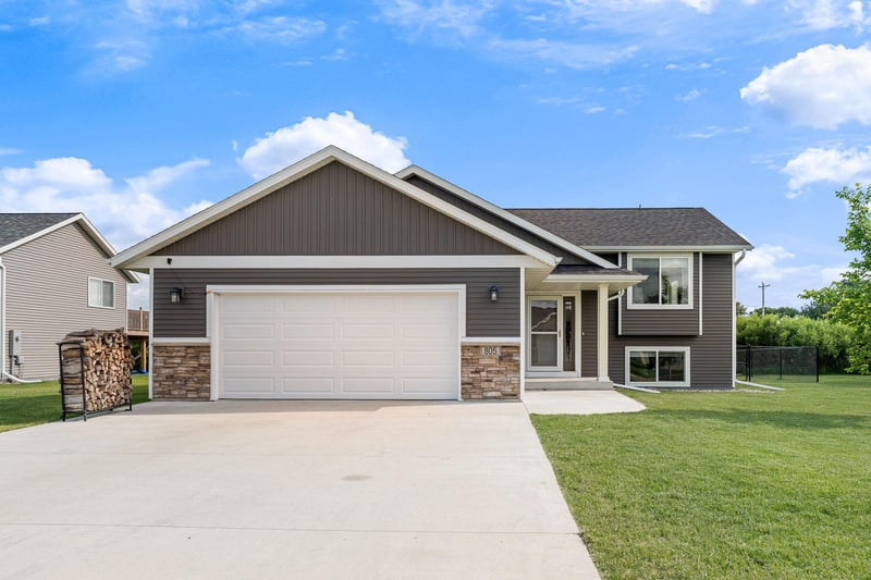 805 El Dorado St SE, Owatonna, MN 55060