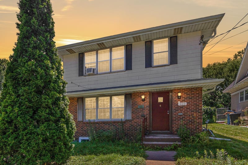 921 Weeks Ave SE, Minneapolis, MN 55414