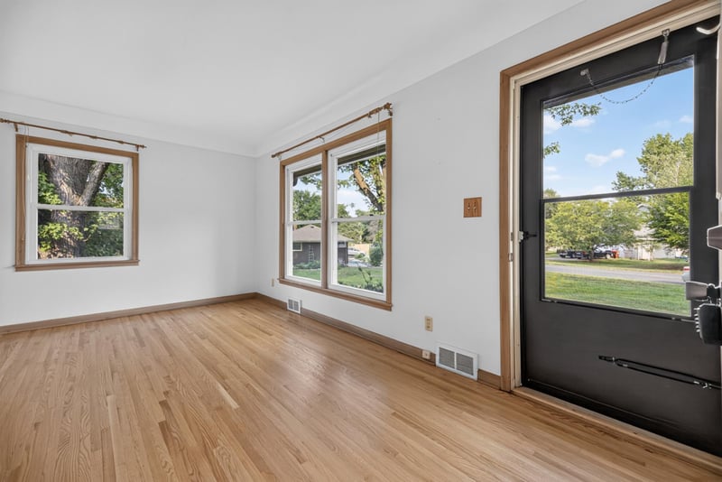 1220 Frisbie Ave, Maplewood, MN 55109