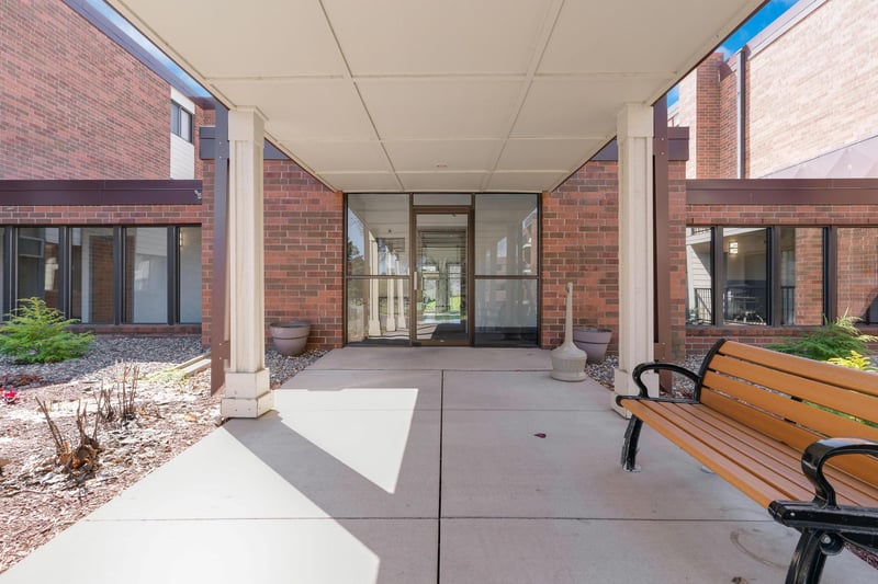 4 Pine Tree Dr #110, Arden Hills, MN 55112
