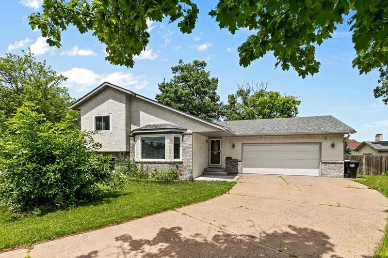 9887 Ilex St NW, Coon Rapids, MN 55433