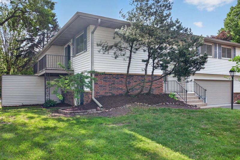 3571 Granada Pl N, Oakdale, MN 55128