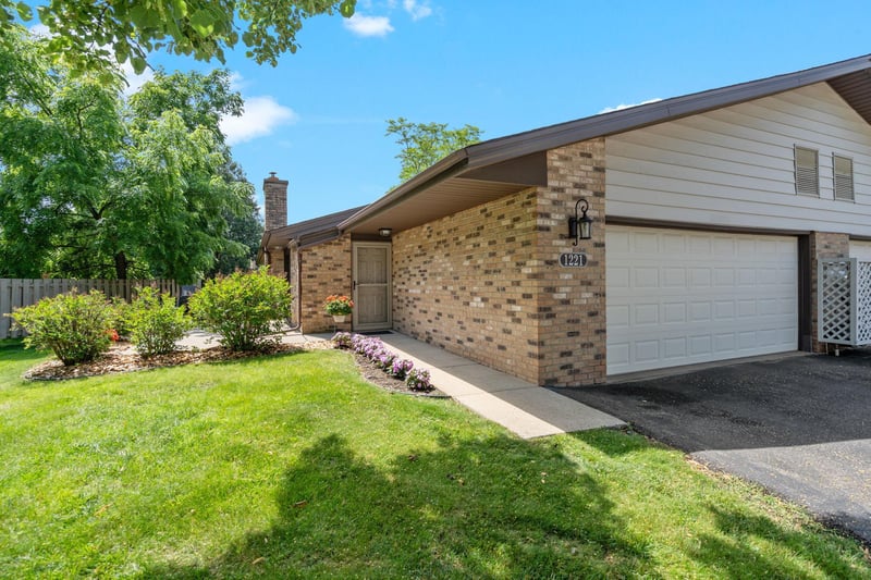 1221 Archer Ln N, Plymouth, MN 55447