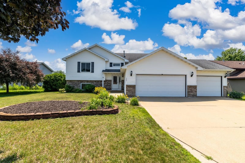 605 E South St, Belle Plaine, MN 56011