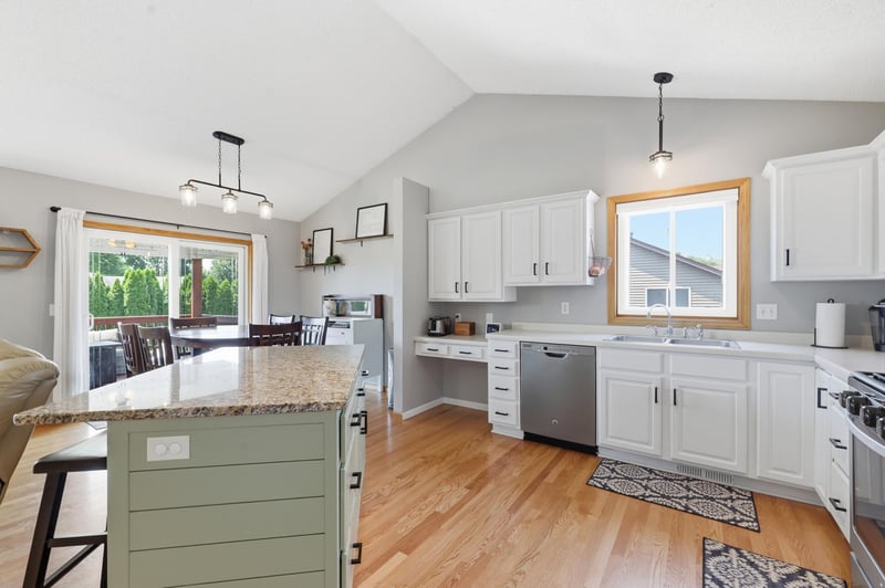 605 E South St, Belle Plaine, MN 56011