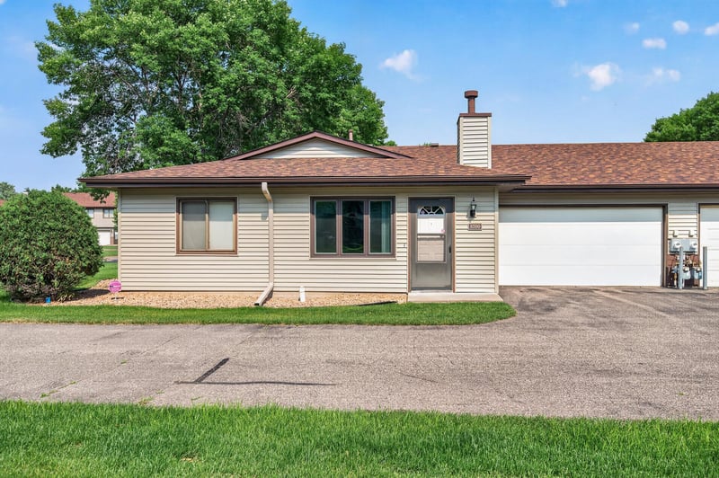 8500 S Maplebrook Cir, Brooklyn Park, MN 55445