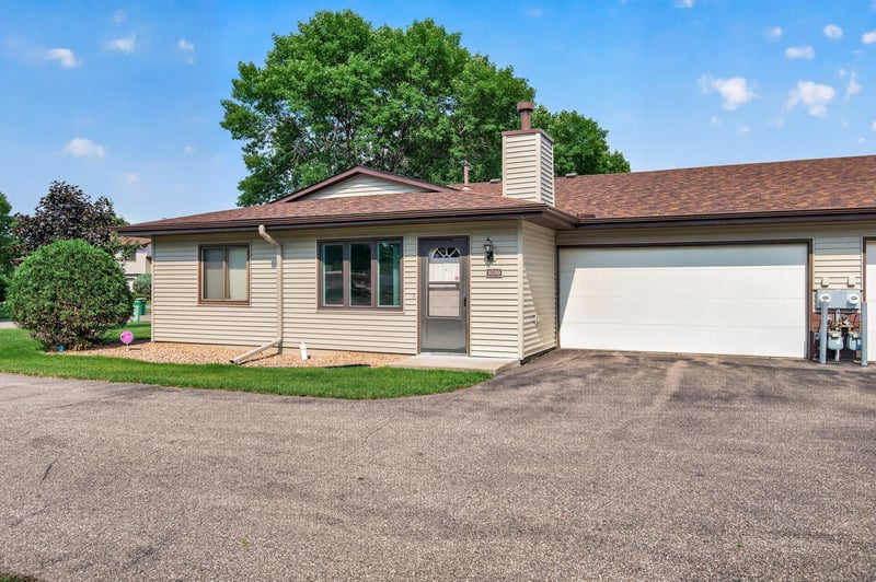 8500 S Maplebrook Cir, Brooklyn Park, MN 55445