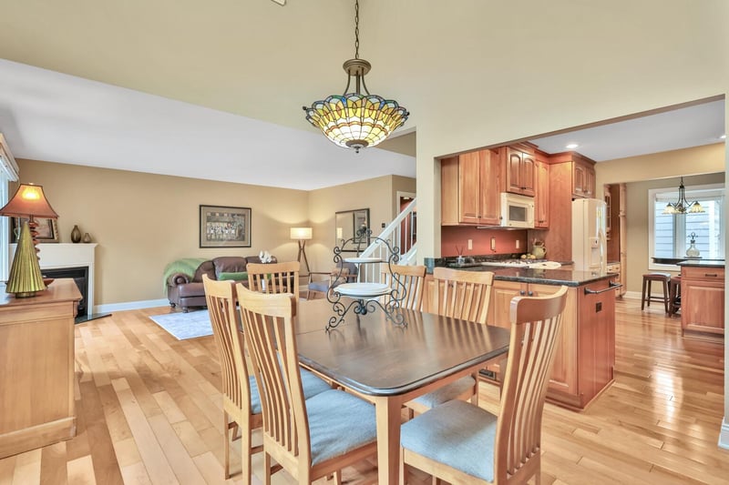 8264 Kingslee Rd, Bloomington, MN 55438