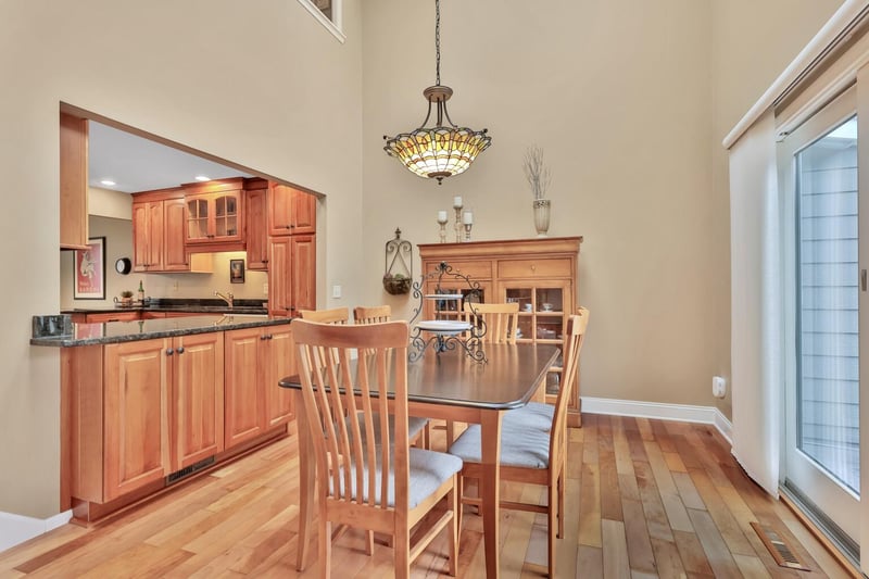 8264 Kingslee Rd, Bloomington, MN 55438