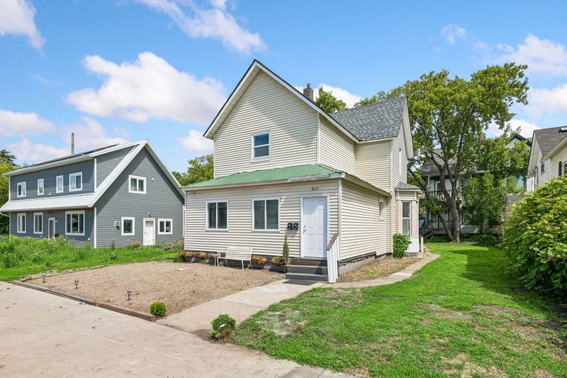 825 18th Ave NE, Minneapolis, MN 55418