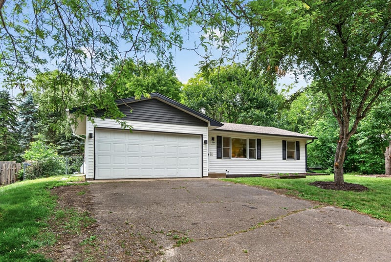 1405 Carriage Hills Dr S, Cambridge, MN 55008