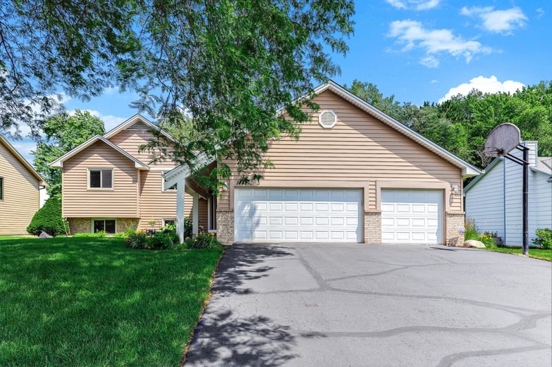 1447 Cutters Ln, Eagan, MN 55122