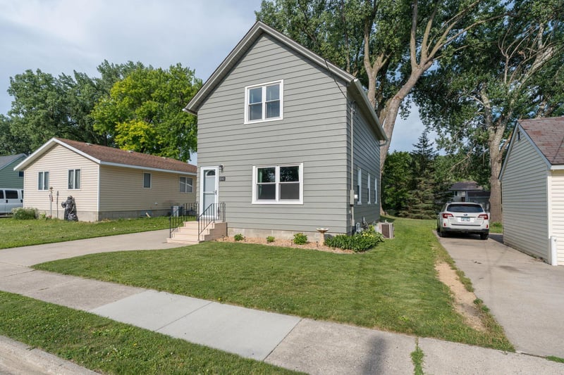 1041 Quincy St, Mankato, MN 56003