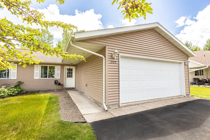 209 3rd St NE, Milaca, MN 56353