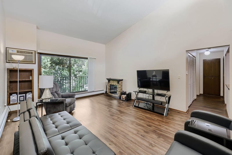 12600 Parkwood Dr #313, Burnsville, MN 55337