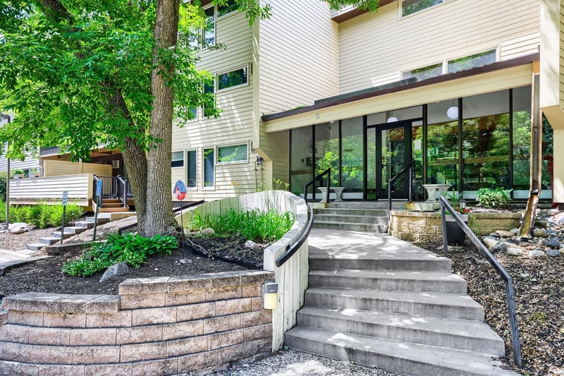 12600 Parkwood Dr #313, Burnsville, MN 55337