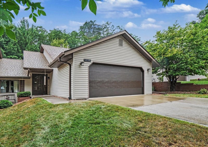 1698 Cobblestone Ct, Red Wing, MN 55066