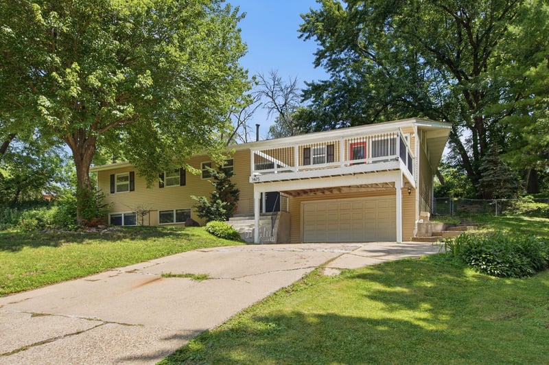 1475 Valley Dr, Burnsville, MN 55337
