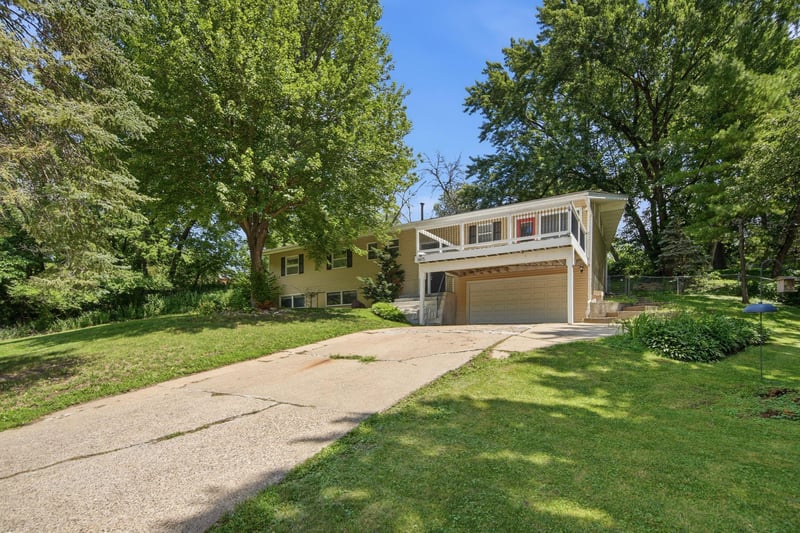 1475 Valley Dr, Burnsville, MN 55337