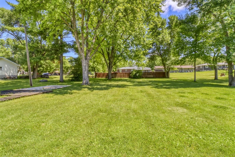 607 Maplewood Dr SE, Pelican Rapids, MN 56572