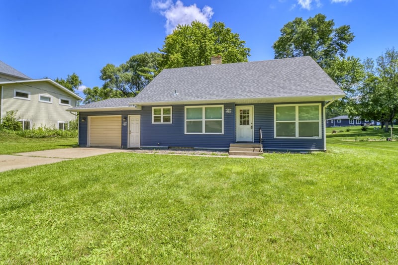 607 Maplewood Dr SE, Pelican Rapids, MN 56572