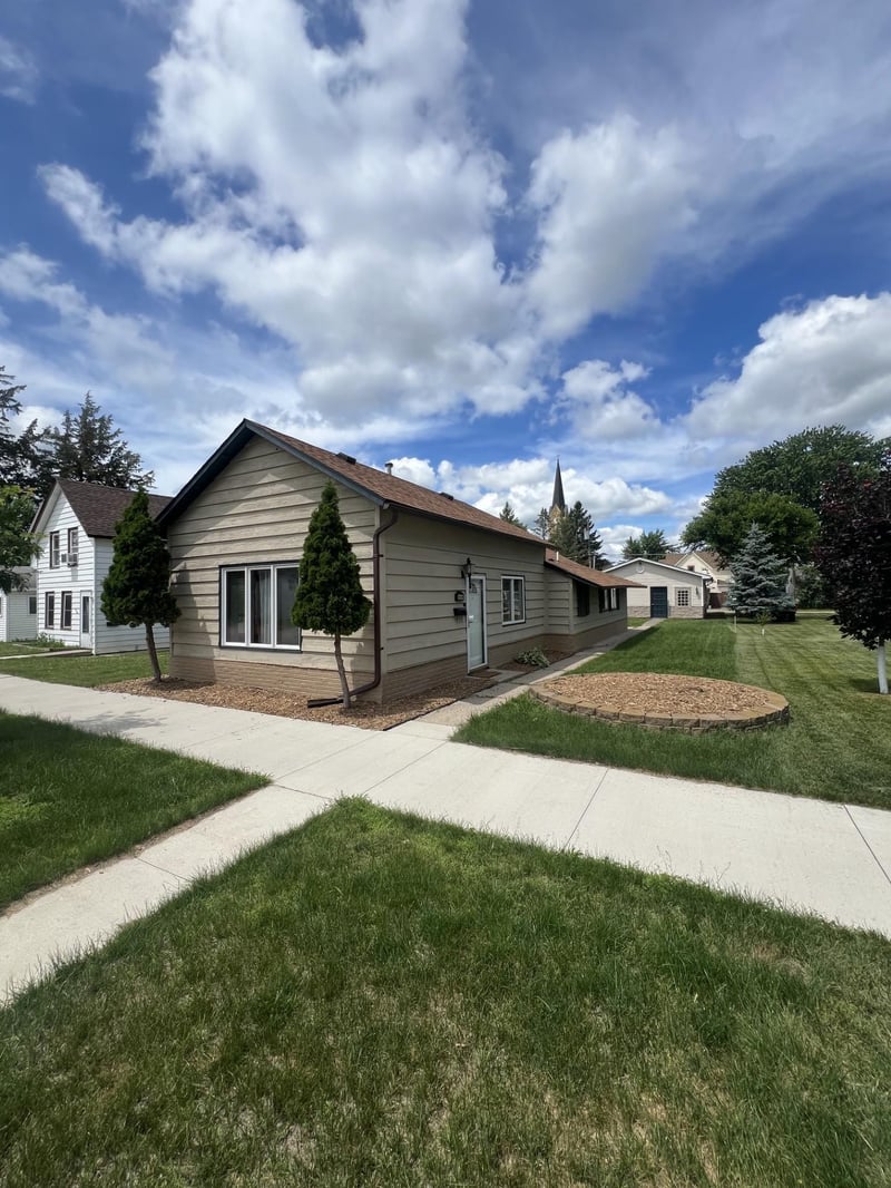 214 E Main St, Belle Plaine, MN 56011