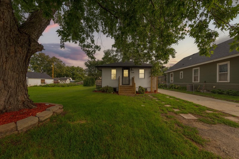 304 20th St NW, Faribault, MN 55021