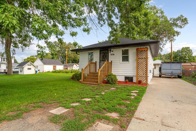 304 20th St NW, Faribault, MN 55021
